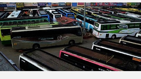 தனியார் பேருந்து உரிமையாளரின் பெயர், ஆதார் எண்ணை பேருந்தில் ஒட்டக் கோரிய வழக்கு: போக்குவரத்துத் துறை இயக்குநரை எதிர் மனுதாரராக சேர்க்க உத்தரவு