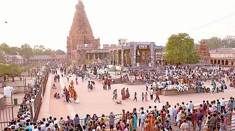 தஞ்சாவூர் பெரிய கோயிலில் 23 ஆண்டுகளுக்குப் பிறகு குடமுழுக்கு விழா இன்று விமரிசையாக நடக்க உள்ளது. இதையொட்டி, கோயிலை சுற்றிப் பார்க்கவும், யாகசாலை பூஜையில் கலந்துகொள்ளவும் நேற்று பெரிய கோயில் வளாகம் முழுவதும் திரண்டிருந்த பக்தர்கள்.