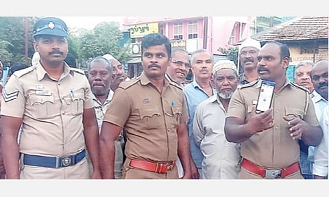 செல்போன் செயலி குறித்து தென்காசி மாவட்டம் கடையநல்லூரில் பொதுமக்களிடம் விழிப்புணர்வு ஏற்படுத்திய போலீஸார்.