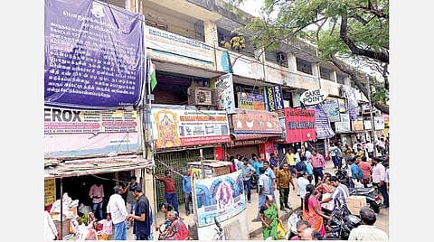 சிதலமடைந்த கட்டிடத்தால் மக்களுக்கு அபாயம்: 50 ஆண்டுகள் பழமையான வணிக வளாகத்துக்கு சீல்