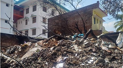 சின்னமனூரில் தீவிபத்து ஏற்பட்ட பிளாஸ்டிக் கிடங்கு கழிவுகளை அகற்றுவதில் தாமதம்: மூச்சுத்திணறலால் மக்கள் அவதி