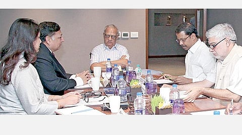 டெல்லியில் உள்ள ஜனநாயகம் மற்றும் தேர்தல் மேலாண்மைக்கான இந்திய சர்வதேச மையத்தில் (ஐஐஐடிஇஎம்) மறைந்த முன்னாள் தலைமை தேர்தல் ஆணையர் டி.என்.சேஷன் பெயரில் அமைய உள்ள ஆய்வு இருக்கை குறித்த ஆலோசனைக் கூட்டம் சென்னையில் நடைபெற்றது. இதில்,  முன்னாள் தலைமை தேர்தல் ஆணையர் என்.கோபால்சாமி, தேர்தல் ஆணைய இயக்குநர் ஜெனரல் உமேஷ் சின்ஹா, ஐஐஐடிஇஎம் இயக்குநர் ஜெனரல் தர்மேந்திர சர்மா, இயக்குநர் மோனா சீனிவாஸ் மற்றும் தமிழக தலைமை தேர்தல் அதிகாரி சத்யபிரத சாஹூ உள்ளிட்டோர் பங்கேற்றனர்.