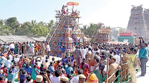 சென்னை திருவான்மியூர் மருந்தீஸ்வரர் கோயில் கும்பாபிஷேக விழா நேற்று காலை விமரிசையாக நடந்தது. இதில் திரளான பக்தர்கள் பங்கேற்றனர்.