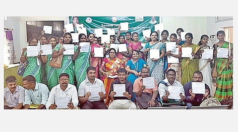 தனியார் பள்ளிகளில் வேலைவாய்ப்பு பெற்ற ஆசிரியர்களுடன் வேலைவாய்ப்பு அலுவலக துணை இயக்குநர் ஜோதிமணி.