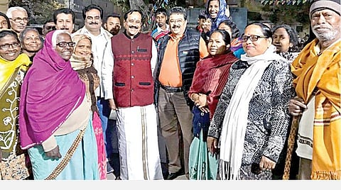 டெல்லி சட்டப்பேரவைத் தேர்தலை முன்னிட்டு சீமாபுரி தில்சாத் கார்டன் பகுதியில் பாஜக சார்பில் நேற்று பிரச்சாரம் நடைபெற்றது. இதில் டெல்லி பாஜக தலைவர் மனோஜ் திவாரியுடன் இணைந்து பிரச்சாரத்தில் ஈடுபட்ட அக்கட்சியின் தேசிய செயலாளர் எச்.ராஜா மற்றும் நடிகர் எஸ்.வி. சேகர்.