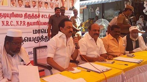 கையெழுத்து இயக்கப் போராட்டத்தில் பேசும் மு.க.ஸ்டாலின்.