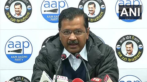 டெல்லியில் பேட்டி அளித்த ஆம் ஆத்மி கட்சி நிறுவனர் அரவிந்த் கேஜ்ரிவால் : படம் | ஏஎன்ஐ.