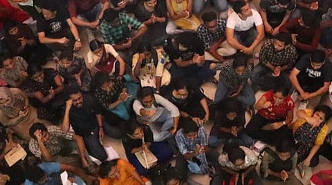 மாணவ, மாணவிகள் போராட்டம்