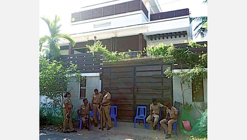 சென்னை பனையூரில் உள்ள நடிகர் விஜய் வீட்டின் முன்பு பாதுகாப்பு பணியில் ஈடுபட்ட போலீஸார்.படம்: பு.க.பிரவீன்