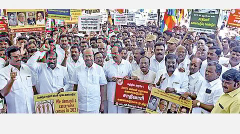 சாதிவாரி மக்கள் தொகை கணக்கெடுப்பு நடத்த வலியுறுத்தி பாட்டாளி இளைஞர் சங்கம் சார்பில் சென்னை வள்ளுவர் கோட்டம் அருகே நேற்று ஆர்ப்பாட்டம் நடைபெற்றது. இதில் பங்கேற்ற பாமக நிறுவனர் ராமதாஸ், பாமக தலைவர் ஜி.கே.மணி, முன்னாள் மத்திய அமைச்சர் ஏ.கே.மூர்த்தி உள்ளிட்ட நிர்வாகிகள். படம்: ம.பிரபு