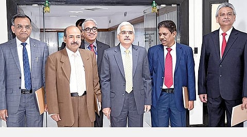 மும்பையில் நேற்று ரிசர்வ் வங்கியின் நிதிக் கொள்கை முடிவுகளை செய்தியாளர்களுக்கு அறிவிக்க துணை கவர்னர்களுடன் வரும் ஆர்பிஐ கவர்னர் சக்திகாந்த தாஸ் (நடுவில்).