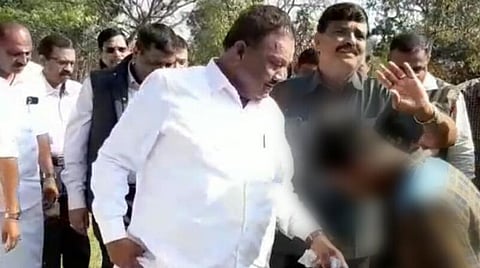 சிறுவனிடம் காலணிகளை கழற்றச் சொல்லும் அமைச்சர் திண்டுக்கல் சீனிவாசன்