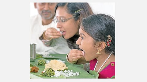 மொழிபெயர்ப்பு: தமிழர்கள் வழக்கம் பற்றி புதிய ஆய்வு கையால் சாப்பிட்டால் ருசியே தனி!