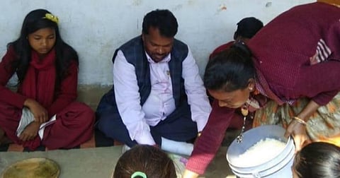 பள்ளிகளில் திடீர் ஆய்வு மேற்கொண்டுவரும் ஜார்க்கண்ட மாநில கல்வி அமைச்சர் ஜகர்நாத் மஹ்தோ மாணவர்களுடன் சமமாக அமர்ந்து உணவுஉண்ணும் காட்சி.| படம்: ட்விட்டர்