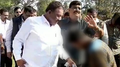 சிறுவனின் காலணிகளைக் கழற்றச் சொன்ன அமைச்சர் திண்டுக்கல் சீனிவாசன்.