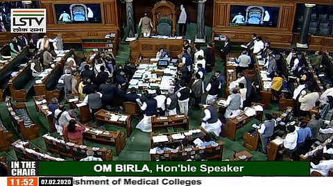 காங்கிரஸ் எம்.பி.க்கள் அமளியால் மக்களவை ஒத்திவைக்கப்பட்ட காட்சி.