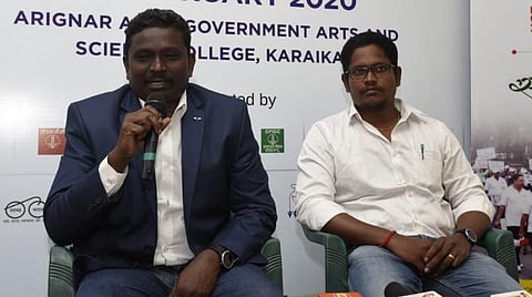 செய்தியாளர்களிடம் பேசும் ஆறுமுகம்.