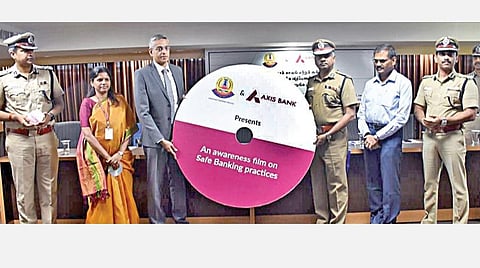 சென்னை வேப்பேரியில் உள்ள காவல் ஆணையர் அலுவலகத்தில் நேற்று நடந்த நிகழ்ச்சியில் காவல் ஆணையர் ஏ.கே.விஸ்வநாதன்  “வாய்க்கு போடுங்க பூட்டு” என்ற விழிப்புணர்வு  குறும்படத்தை வெளியிட்டார். நிகழ்ச்சியில் ஆக்சிஸ் வங்கியின் சென்னை சர்கிள் தலைமை அதிகாரி எல்.ஹரிகுமார், தெற்கு மண்டல தலைமை அதிகாரி சுமதி, கூடுதல் காவல் ஆணையர்கள் ஆர்.தினகரன், அருண், ஜெயராம், பிரேம் ஆனந்த் சின்ஹா, ஈஸ்வரமூர்த்தி உள்ளிட்டோர் கலந்து கொண்டனர். படம்: ம.பிரபு