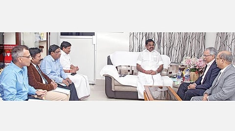 கடலூர் மாவட்டத்தில் ரூ.50 ஆயிரம் கோடி முதலீட்டில் பெட்ரோலிய சுத்திகரிப்பு ஆலை நிறுவுவது தொடர்பாக சென்னை முகாம் அலுவலகத்தில் முதல்வர் பழனிசாமியை அமெரிக்காவின் ஹால்டியா பெட்ரோ கெமிக்கல் நிறுவன தலைவர் புரனேந்து சாட்டர்ஜி, நிர்வாக துணைத் தலைவர் ராபின் முகோபாத்யாய் ஆகியோர் நேற்று சந்தித்தனர்.உடன் தமிழக தொழில் துறை அமைச்சர் எம்.சி.சம்பத், தலைமைச் செயலாளர் க.சண்முகம், துறை செயலாளர் நா.முருகானந்தம் உள்ளிட்டோர்.