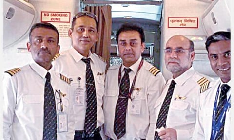 சீனாவின் வூஹானில் சிக்கித் தவித்த இந்தியர்களை பத்திரமாக மீட்டு அழைத்து வந்த ஏர் இந்தியா விமானிகள்.