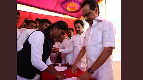 பொதுமக்களிடம் கையெழுத்து பெறும் மு.க.ஸ்டாலின்