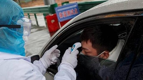 சாலையிலேயே மருத்துவ சோதனை.. காய்ச்சல் சோதனை.