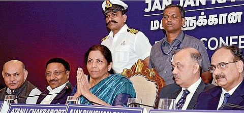 மத்திய அரசின் நிதி நிலை அறிக்கை குறித்து சென்னையில் செய்தியாளர்களின் கேள்விகளுக்கு பதில் அளிக்கிறார் மத்திய  நிதி அமைச்சர் நிர்மலா சீதாராமன். உடன் நிதி அமைச்சக அதிகாரிகள். படம்: க.பரத்