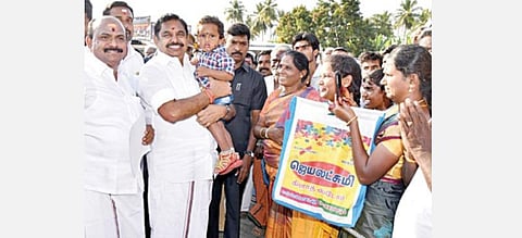 தமிழக முதல்வர் பழனிசாமி, கோவையில் இருந்து சேலம் வரும் வழியில் பவானியை அடுத்த கோனேரிப்பட்டி கிராமத்தில் மக்கள் வரவேற்பளித்தபோது, அங்கிருந்த குழந்தையை தூக்கி கொஞ்சி மகிழ்ந்தார்.