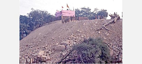 அயோத்தியில் பாபர் மசூதி இடிக்கப்பட்டதில் குவிந்துள்ள இடிபாடுகள். (கோப்பு படம்)