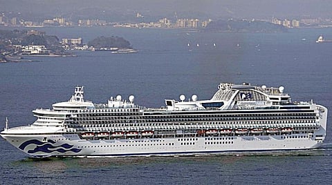 கரோனா வைரஸ் அச்சுறுத்தல் காரணமாக ஜப்பானின் யோகோஹாமா துறைமுகத்துக்குள் நுழைய 'டயமண்ட் பிரின்சஸ்' சொகுசு கப்பலுக்கு அனுமதி மறுக்கப்பட்டுள்ளது. அந்த கப்பல் துறைமுகத்துக்கு வெளியே நிறுத்தப்பட்டுள்ளது. படம்: பிடிஐ