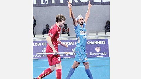 புரோ ஹாக்கி லீக்கில் பெல்ஜியம் அணிக்கு எதிரான ஆட்டத்தில் கோல் அடித்த மகிழ்ச்சியில் இந்திய வீரர் மன்தீப் சிங் (நீல நிற உடை).