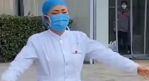 மகளுக்கு பிரியா விடை அளிக்கும் கரோனா வைரஸ் நோயாளிகளுக்கு சிகிச்சையளிக்கும் சீனத்து செவிலியர் பெண்மணி.