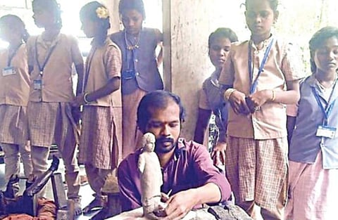 தாராசுரத்தில் செப்புச் சிலைகள் செய்யும் சிற்பக் கூடத்தைப் பார்வையிட்ட ஊனையூர் அரசு உயர்நிலைப் பள்ளி மாணவிகள்.