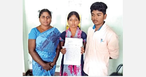 கல்விக் கடனை செலுத்த வங்கி நெருக்கடி? - வருவாய் அலுவலரிடம் பொறியியல் பட்டதாரி புகார்