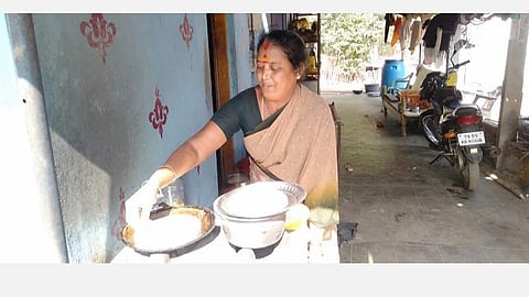 நெல் கொள்முதல் நிலையத்தில் களத்து தோசை, நார்த்தம்பழம் ஜூஸ்: விவசாயிகளை அரவணைக்கும் வேப்பங்குளம் கிராமமக்கள்