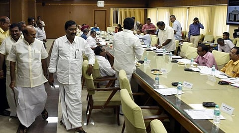 கூட்டத்தின் நடுவே வெளியேறிய எம்எல்ஏக்கள் | படம்: எம்.சாம்ராஜ்.