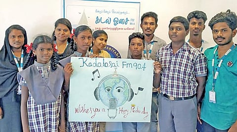 ராமேசுவரத்தை அடுத்த பாம்பனில் உள்ள கடல் ஓசை சமுதாய வானொலி நிலையத்தில் நிகழ்ச்சியை தொகுத்து அளித்த பள்ளி மாணவர்கள்.