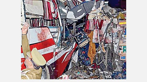 உத்தரபிரதேச மாநிலம், ஆக்ரா - லக்னோ தேசிய நெடுஞ்சாலையில் நின்று கொண்டிருந்த லாரி மீது மோதியதில் உருக்குலைந்து கிடக்கும் பஸ்ஸை பார்வையிடுகிறார் போலீஸ் அதிகாரி. படம்: பிடிஐ