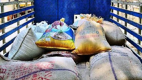 ரேஷன் அரிசி கடத்திய மதுரையைச் சேர்ந்த 2 பேர் விருதுநகரில் கைது: 2,280 கிலோ அரிசி பறிமுதல்