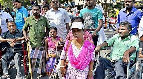 மாற்றுத்திறனாளிகளுக்கு ஸ்மார்ட் போன், வேலைவாய்ப்பில் 4% இட ஒதுக்கீடு: அரசு அறிவிப்பு