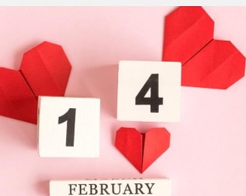 காதலர் தினத்தில் காதலியுடன் சுற்றிய நபர் மனைவியிடம் நேரடியாக வகையாகச் சிக்கினார்