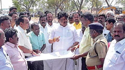 விருதுநகரில் அரசு மருத்துவக் கல்லூரி கட்டப்பட உள்ள இடத்தைப் பார்வையிட்டு ஆய்வு செய்யும் பால்வளத் துறை அமைச்சர் கே.டி.ராஜேந்திரபாலாஜி. அருகில் மாவட்ட ஆட்சியர் இரா.கண்ணன் உள்ளிட்டோர்.