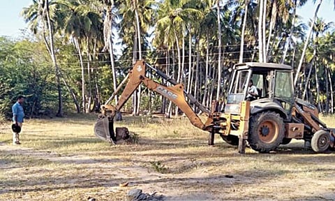 கீழடியில் 6-ம் கட்ட அகழாய்வுப் பணி தொடங்கவுள்ள இடத்தில் பொக்லைன் மூலம் சுத்தப்படுத்தும் பணி நடந்தது.