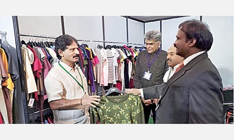 திருப்பூரில் நேற்று 47-வது இந்திய சர்வதேச பின்னலாடை கண்காட்சியை தொடங்கிவைத்து பார்வையிட்ட கைத்தறிகள் மற்றும் ஜவுளித் துறை இயக்குநர்  எம்.கருணாகரன், திருப்பூர் தெற்கு சட்டப்பேரவை உறுப்பினர் சு.குணசேகரன், ஏஇபிசி தலைவர் ஏ.சக்திவேல் ஆகியோர்.