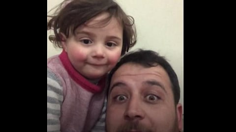 சிரியாவில் வெடிகுண்டு சத்தத்தைக் கேட்டுச் சிரிக்கும் சிறுமி: வைரலான வீடியோ