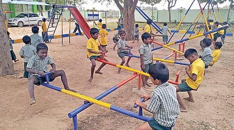 பச்சலூர் அரசு நடுநிலைப் பள்ளி  மைதானத்தில் உற்சாகமாக விளையாடும் மாணவர்கள். படம்: கே.சுரேஷ்