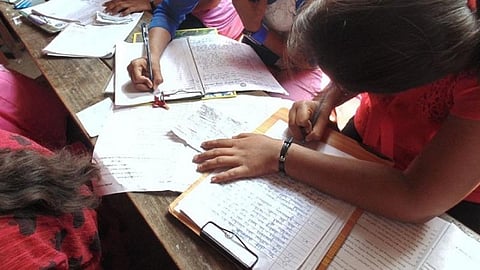 ரூ.100-ஐ விடைத்தாளுக்குள் வைத்தால் போதும்; மார்க் கிடைக்கும்: மாணவர்களுக்கு குறுக்குவழியைப் புகட்டிய ஆசிரியர் கைது