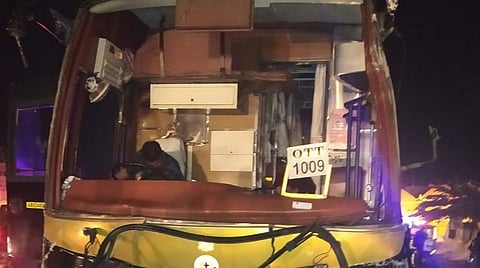 விபத்தால் நொறுங்கிய பேருந்து.