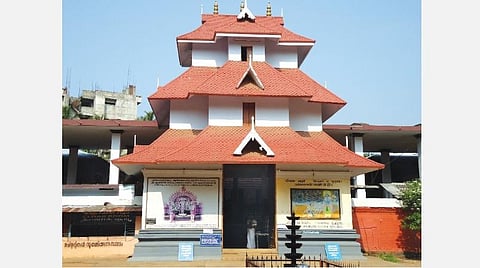 ஆன்மிக நூலகம்: எழுத வழிகாட்டிய எழுத்தச்சன்