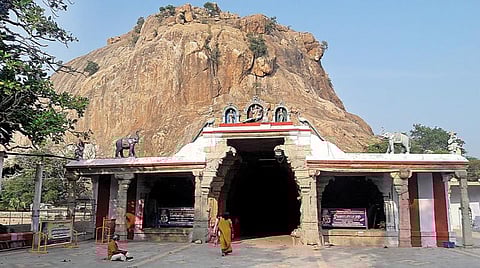 ஆறு முகமும் ஒருமுகமான மூர்த்தி